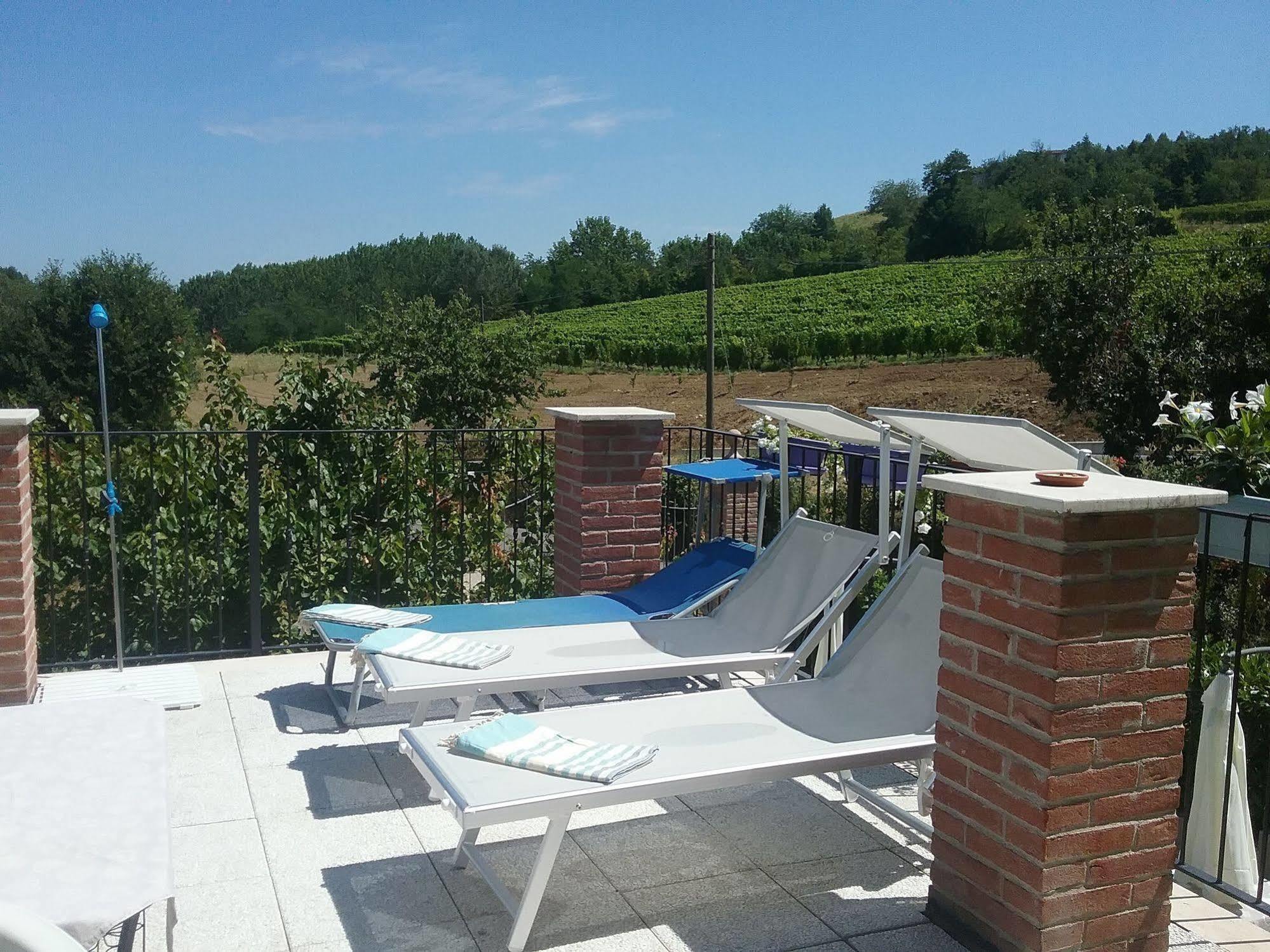 Bed and Breakfast La Terrazza Del Barbaresco à Neviglie Extérieur photo